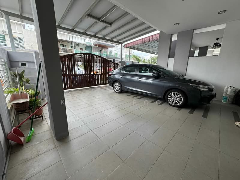 Rumah Teres 2 Tingkat untuk Dijual di Bandar Sri Sendayan (Negeri Sembilan) - Kelvin Pook - Car Park - PropertyGuru.com.my