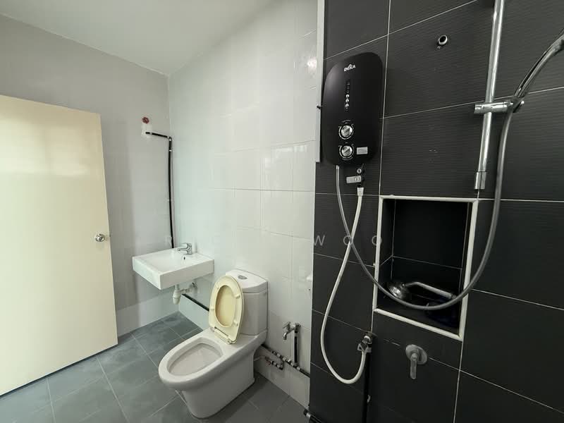 Rumah Teres 2 Tingkat untuk Dijual di Bandar Seri Alam (Masai) - Ricky Woo - Bathroom - PropertyGuru.com.my