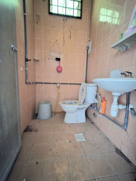 Semi-Detached House for Sale in Banting (Selangor) - Yazila Sulaimi - Bathroom - PropertyGuru.com.my