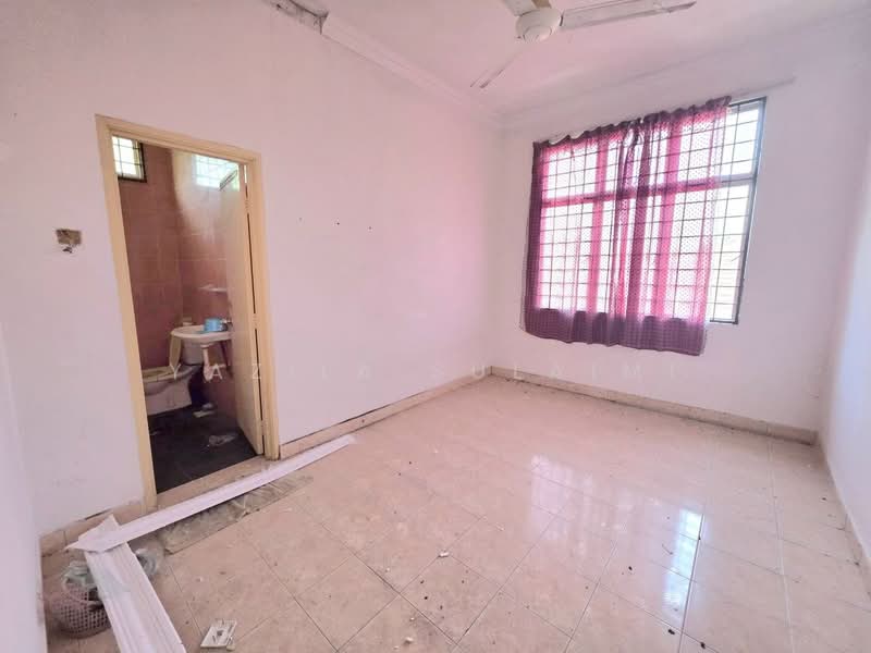 Semi-Detached House for Sale in Banting (Selangor) - Yazila Sulaimi - Bathroom - PropertyGuru.com.my