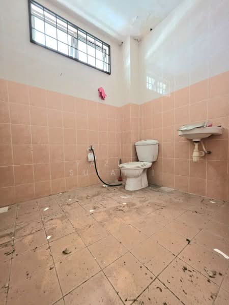 Semi-Detached House for Sale in Banting (Selangor) - Yazila Sulaimi - Bathroom - PropertyGuru.com.my