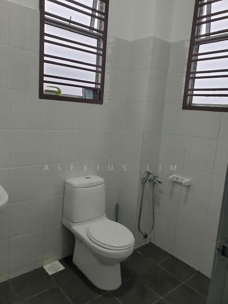 Rumah Berkembar untuk Dijual di Taman Scientex Kulai (Sedenak) - Alexius Lim - Bathroom - PropertyGuru.com.my