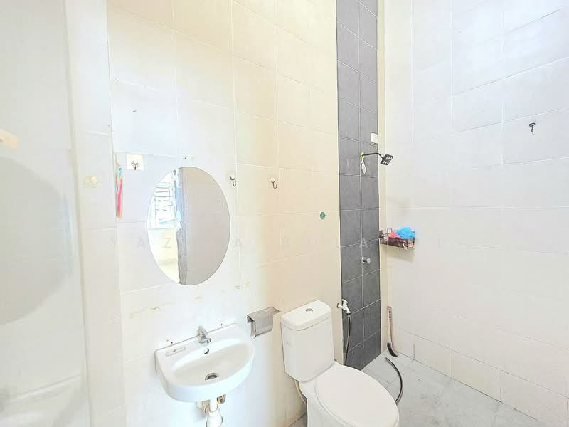 Semi-Detached House for Sale in Taman Srikandi (Telok Panglima Garang) - Yazila Sulaimi - Bathroom - PropertyGuru.com.my