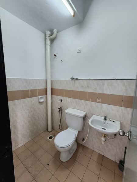 Rumah Teres 2 Tingkat untuk Dijual di Bandar Seri Alam (Masai) - Jason Lim - Bathroom - PropertyGuru.com.my