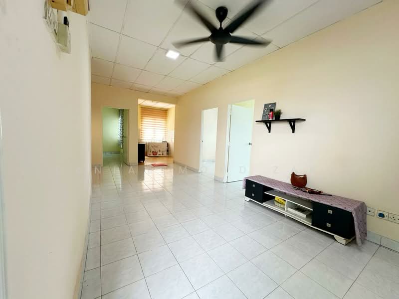 Rumah Flat untuk Dijual di Taman Pendamar Indah 2 - Danial Mohd Zaki - Living Room - PropertyGuru.com.my
