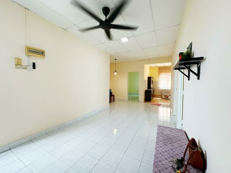 Rumah Flat untuk Dijual di Taman Pendamar Indah 2 - Danial Mohd Zaki - Living Room - PropertyGuru.com.my