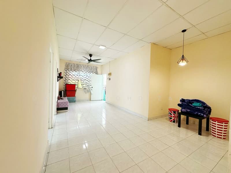 Rumah Flat untuk Dijual di Taman Pendamar Indah 2 - Danial Mohd Zaki - Living Room - PropertyGuru.com.my