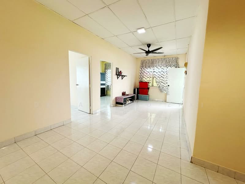 Rumah Flat untuk Dijual di Taman Pendamar Indah 2 - Danial Mohd Zaki - Living Room - PropertyGuru.com.my