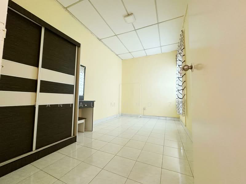 Rumah Flat untuk Dijual di Taman Pendamar Indah 2 - Danial Mohd Zaki - Bedroom - PropertyGuru.com.my