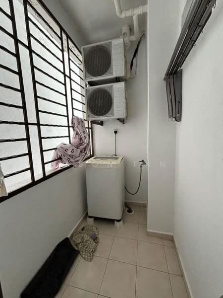 Pangsapuri untuk Dijual di Sri Samudera Apartment (Seaview Residence Suites) - Jason Tan - Balcony - PropertyGuru.com.my