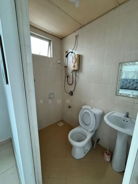 Pangsapuri untuk Dijual di Sri Samudera Apartment (Seaview Residence Suites) - Jason Tan - Bathroom - PropertyGuru.com.my