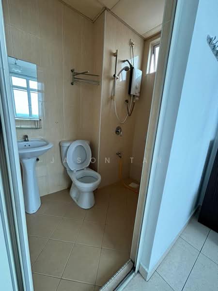 Pangsapuri untuk Dijual di Sri Samudera Apartment (Seaview Residence Suites) - Jason Tan - Bathroom - PropertyGuru.com.my