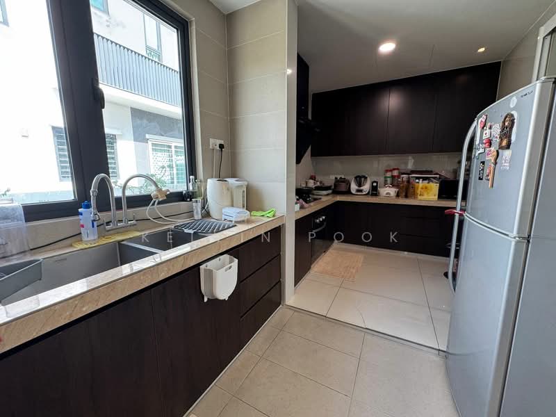 Rumah Berkembar untuk Dijual di D'Island (Puchong) - Kelvin Pook - Kitchen - PropertyGuru.com.my