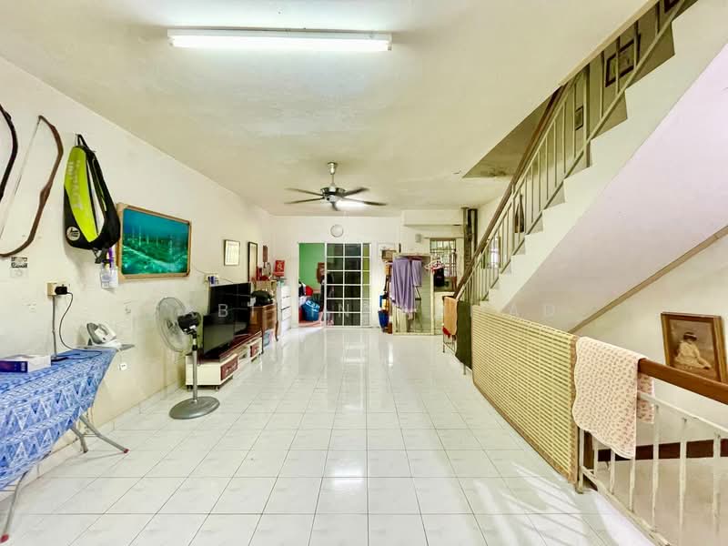 3-storey Terraced House for Sale in Taman Selayang Mulia (Selayang) - Sabirin Ahmad - Living Room - PropertyGuru.com.my