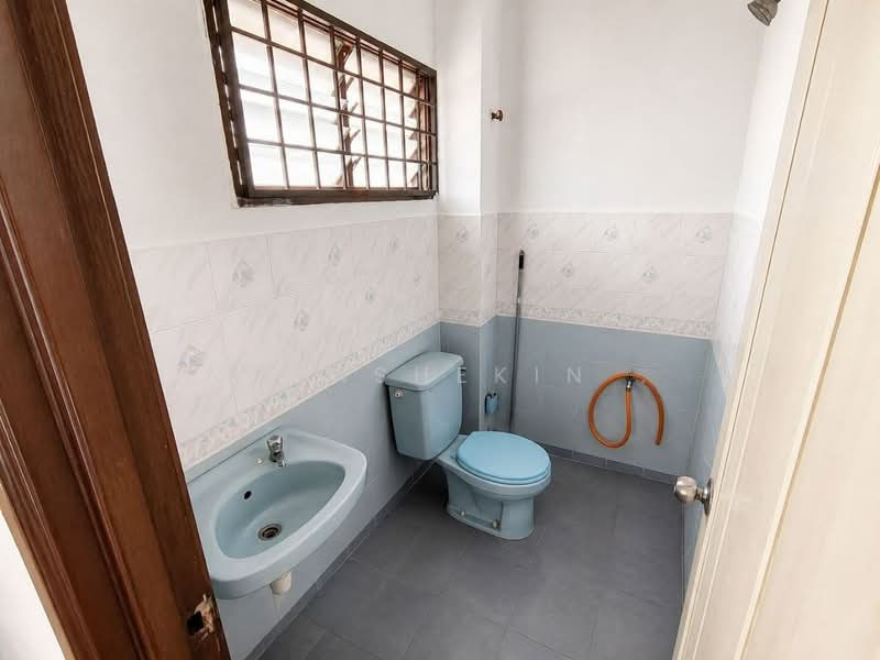 2-storey Terraced House for Sale in Seksyen 7 (Bangi) - Nurashekin . - Bathroom - PropertyGuru.com.my