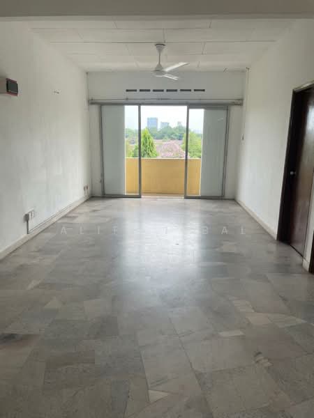 Pangsapuri untuk Dijual di Subang Perdana Goodyear Court 1 - Aliff Iqbal - Living Room - PropertyGuru.com.my