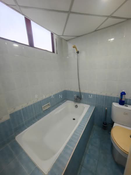 Kondominium untuk Disewa di Marina Bay Condominium - Ryan Sim - Bathroom - PropertyGuru.com.my