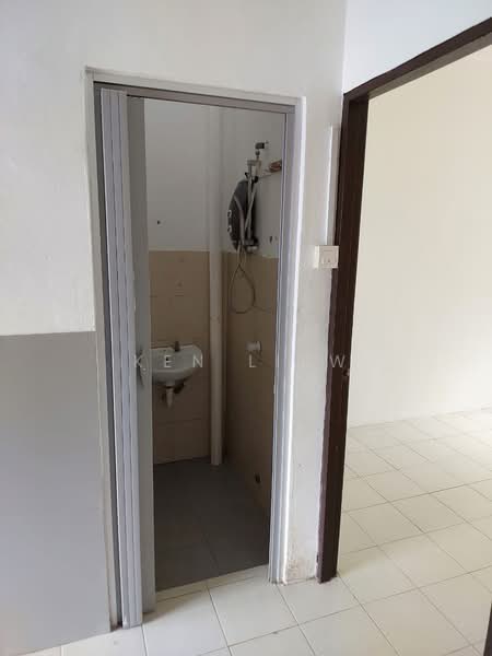 Rumah Teres 2 Tingkat untuk Disewa di Kelapa Sawit (Kulai) - Ken Liew - Bathroom - PropertyGuru.com.my
