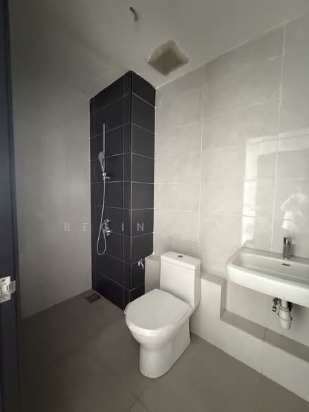 Servis Apartment untuk Dijual di Wave @ Marina Cove - Regine Foo - Bathroom - PropertyGuru.com.my