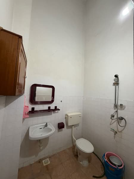 Rumah Teres untuk Disewa di Bandar Sungai Long (Selangor) - Ryan Low - Bathroom - PropertyGuru.com.my