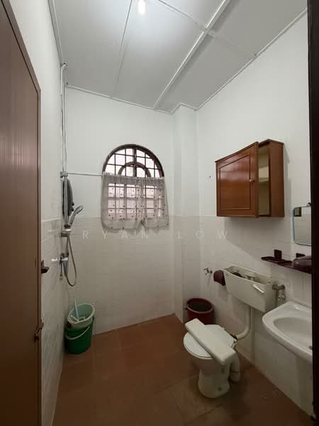 Rumah Teres untuk Disewa di Bandar Sungai Long (Selangor) - Ryan Low - Bathroom - PropertyGuru.com.my