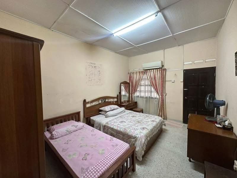 Rumah Berkembar untuk Dijual di Taman Sentosa (Johor Bahru) - Ee Fong Toh - Bedroom - PropertyGuru.com.my