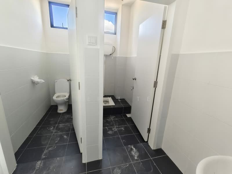 Shop for Rent in Taman Bukit Kaze (Ulu Tiram) - Cheryl Tey - Bathroom - PropertyGuru.com.my