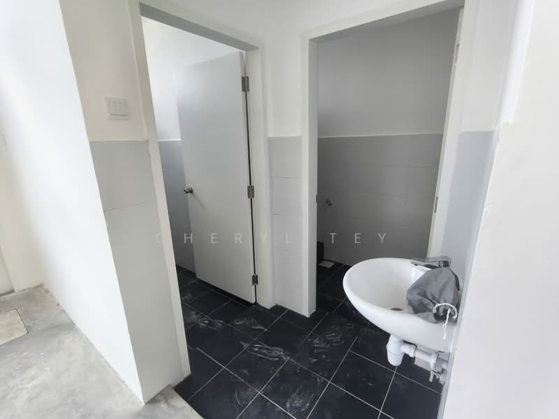 Shop for Rent in Taman Bukit Kaze (Ulu Tiram) - Cheryl Tey - Bathroom - PropertyGuru.com.my