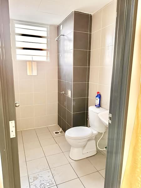 Apartment for Sale at Puncak Hijauan - Baxter Lim - Bathroom - PropertyGuru.com.my