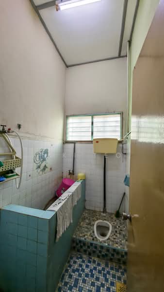 Semi-Detached House for Sale in Taman Rengit (Rengit) - Hoki Teo - Bathroom - PropertyGuru.com.my