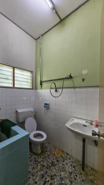 Semi-Detached House for Sale in Taman Rengit (Rengit) - Hoki Teo - Bathroom - PropertyGuru.com.my
