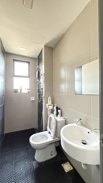 Servis Apartment untuk Dijual di Amaya Maluri - Llionel Ong - Master Bathroom - PropertyGuru.com.my