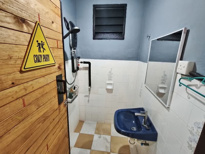 2-storey Terraced House for Rent in Taman Sungai Besi Indah (Seri Kembangan) - Henry Chia - Bathroom - PropertyGuru.com.my