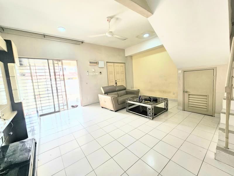 2-storey Terraced House for Sale in TAMAN PUCHONG UTAMA (Puchong) - Wendy Chin - Living Room - PropertyGuru.com.my