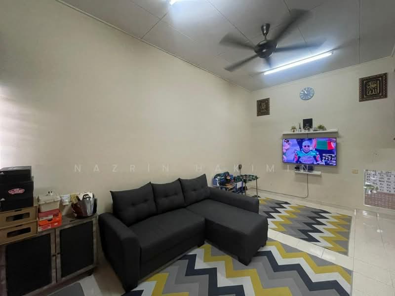 1-storey Terraced House for Sale in Kampung Teluk Panglima Garang (Telok Panglima Garang) - Nazrin Hakimin - Living Room - PropertyGuru.com.my