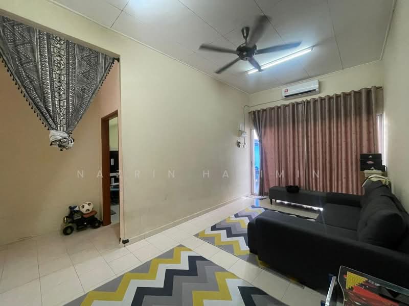 1-storey Terraced House for Sale in Kampung Teluk Panglima Garang (Telok Panglima Garang) - Nazrin Hakimin - Living Room - PropertyGuru.com.my