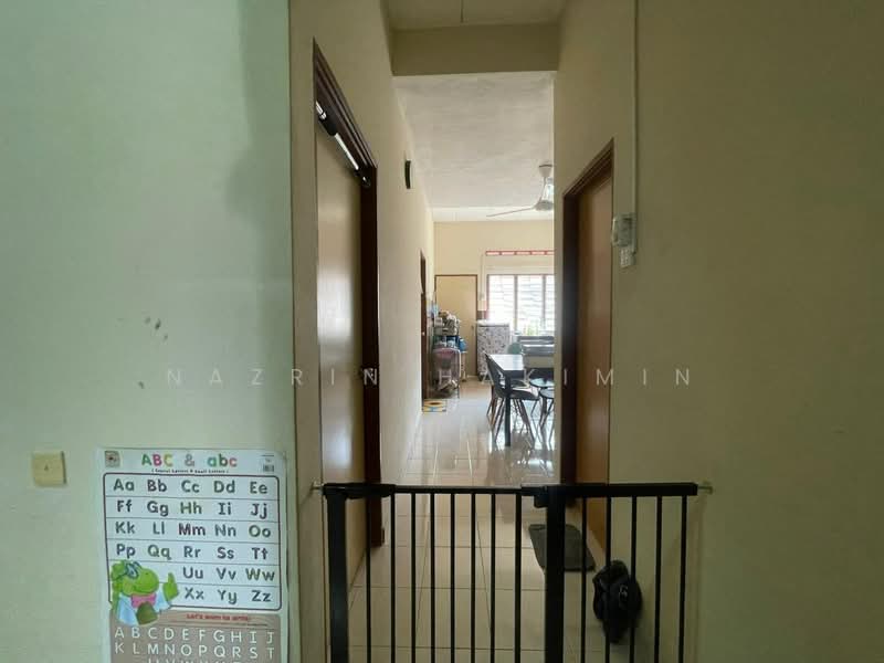 1-storey Terraced House for Sale in Kampung Teluk Panglima Garang (Telok Panglima Garang) - Nazrin Hakimin - Corridor - PropertyGuru.com.my