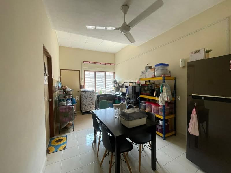1-storey Terraced House for Sale in Kampung Teluk Panglima Garang (Telok Panglima Garang) - Nazrin Hakimin - Kitchen - PropertyGuru.com.my