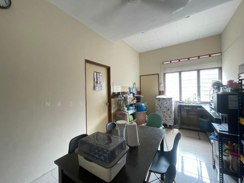 1-storey Terraced House for Sale in Kampung Teluk Panglima Garang (Telok Panglima Garang) - Nazrin Hakimin - Kitchen - PropertyGuru.com.my