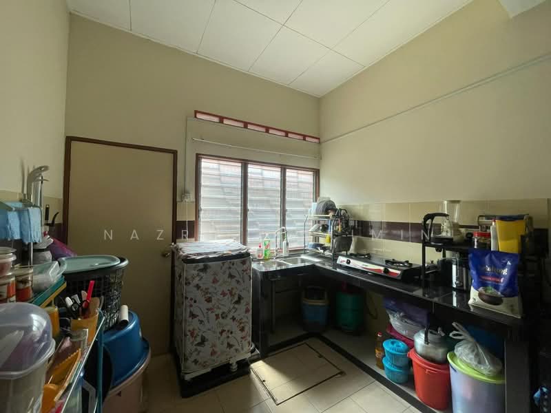1-storey Terraced House for Sale in Kampung Teluk Panglima Garang (Telok Panglima Garang) - Nazrin Hakimin - Kitchen - PropertyGuru.com.my
