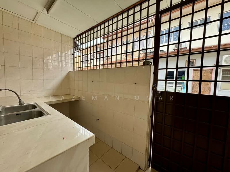2-storey Terraced House for Sale in Seksyen U9 (Shah Alam) - Hazeman Omar - Kitchen - PropertyGuru.com.my