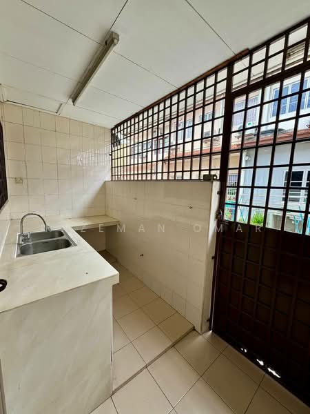 2-storey Terraced House for Sale in Seksyen U9 (Shah Alam) - Hazeman Omar - Kitchen - PropertyGuru.com.my