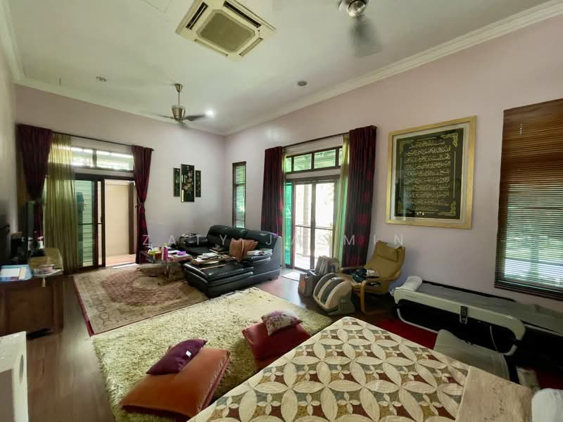Rumah Banglo untuk Dijual di Bukit Jelutong (Shah Alam) - Zaty Jasmin - Living Room - PropertyGuru.com.my