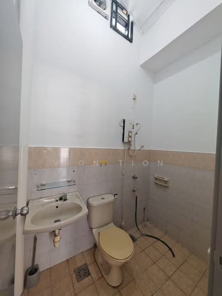 1-storey Terraced House for Sale in Taman Pelangi Indah (Ulu Tiram) - Vion Tion - Bathroom - PropertyGuru.com.my