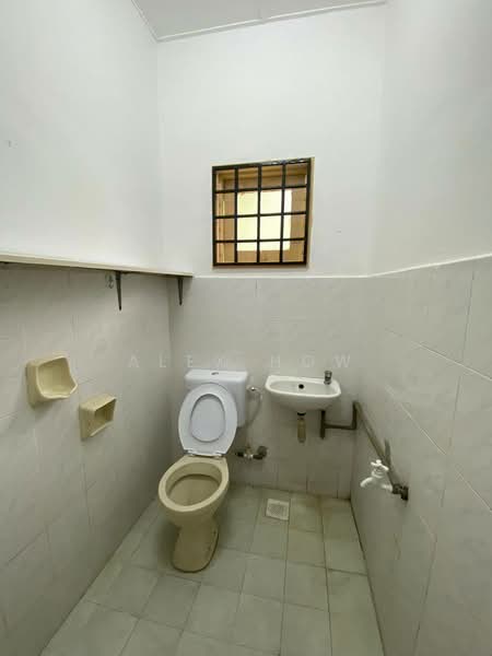 Pangsapuri untuk Dijual di Lily & Jasmine Apartment - Alex How - Bathroom - PropertyGuru.com.my