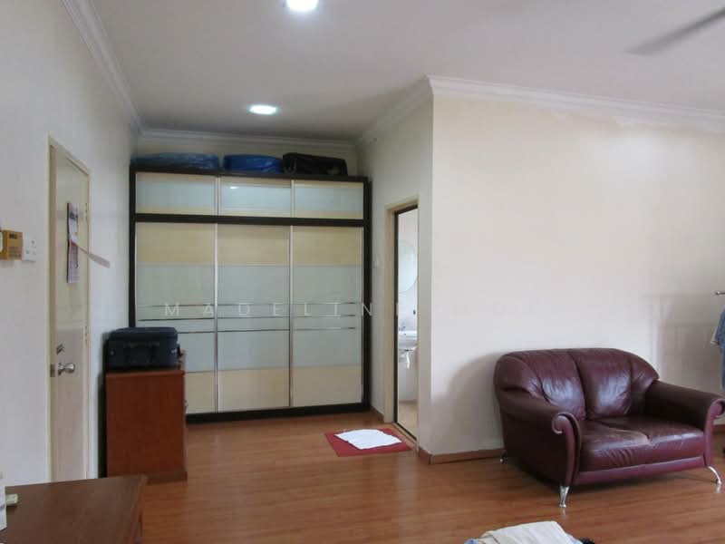 Rumah Berkembar untuk Dijual di Off Jalan Meru (Klang) - Madeline Mok - Master Bedroom Built-in Closet - PropertyGuru.com.my