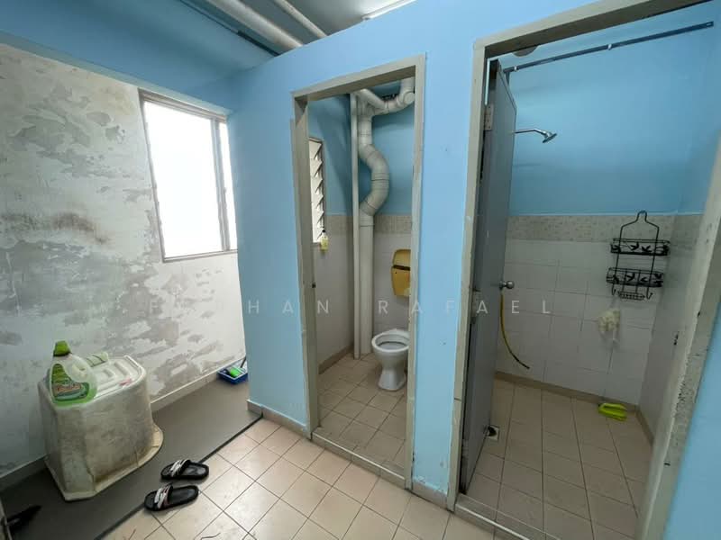 Pangsapuri untuk Dijual di Pangsapuri Permai - Farhan Rafael - Bathroom - PropertyGuru.com.my
