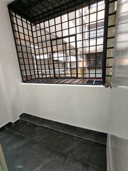 Rumah Flat untuk Dijual di Taman Pulai Utama - Marcus Tey - Balcony - PropertyGuru.com.my