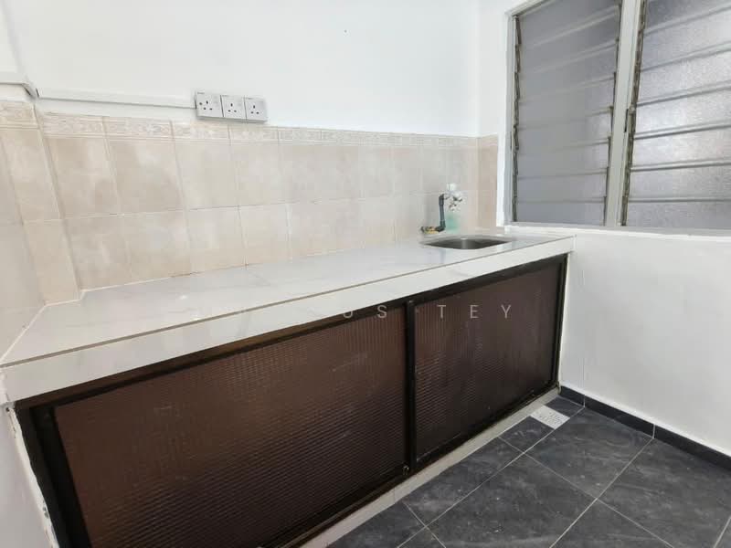 Rumah Flat untuk Dijual di Taman Pulai Utama - Marcus Tey - Kitchen - PropertyGuru.com.my