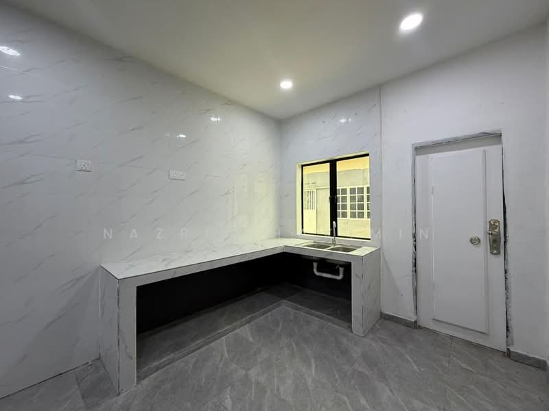 1-storey Terraced House for Sale in Kampung Teluk Panglima Garang (Telok Panglima Garang) - Nazrin Hakimin - Kitchen - PropertyGuru.com.my